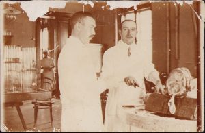 GRAFIC Removing the brain of a person during autopsy, ca 1920s, îndepărtarea creierului unei persoane în timpul autopsiei, anii 1920