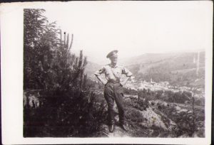 Ofițer român la Abrud, în vale se vede orașul, 1945