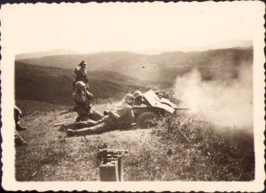 Servanți români trag cu tunul anticar Bofors calibru 37 mm, cca anii 1944-1945