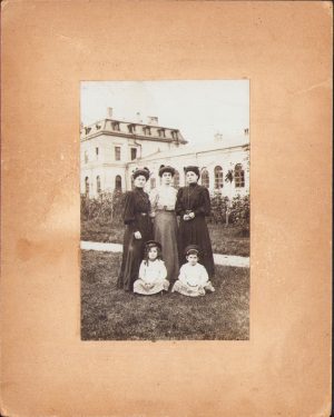 Femei și copii, fotografie de secol al XIX-lea