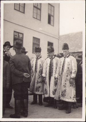 Sași în port popular, zona Sibiu, perioada interbelică