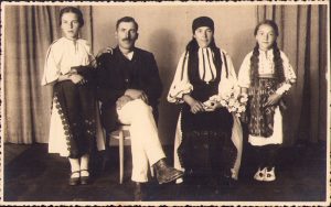 Familie de țărani în port popular românesc, Transilvania, perioada interbelică
