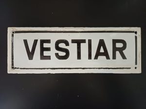 Tablă emailată Vestiar, perioada comunistă