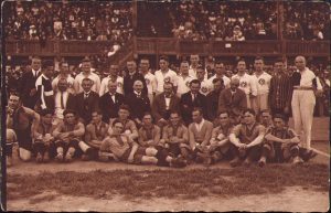 Două echipe românești de fotbal pe stadionul din Cluj, anii 1920, studio Transsylvania Fotofilm Cluj