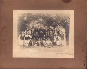Țărani români în port popular și preot, Transilvania, studio Herczeg és Meggyesy