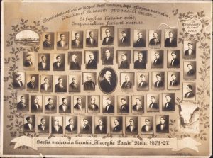 Primii absolvenți care au început liceul românesc după întregirea neamului, Liceul Gheorghe Lazăr, Sibiu, promoția 1926-1927