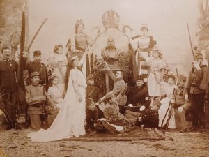 Căpitanul Lutsch Johann din Regimentul 31 Infanterie austro-ungară de la Sibiu (ulterior comandant al Poligonului de tragere de la Cincu, județul Brașov) într-o fotografie de tip patriotika de mari dimensiuni, 1898-1905