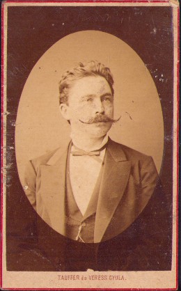 Portret de bărbat cu mustăți în furculiță, studio Tauffer és Veress Gyula, Cluj