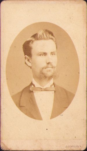 Portret de bărbat, studio Schrecker, Pest