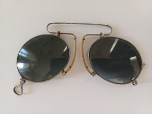 Ochelari de epocă (pince-nez, zwicker) cu lentile de culoare fumuriu închis