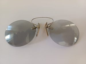 Ochelari de epocă (pince-nez, zwicker) cu lentile de culoare fumuriu deschis