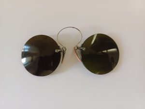 Ochelari de epocă cu lentile rotunde de culoare verde închis (pince-nez, zwicker)