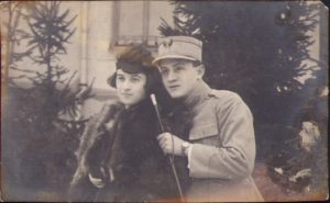 Sublocotenent român cu cravașă, în uniformă model 1916