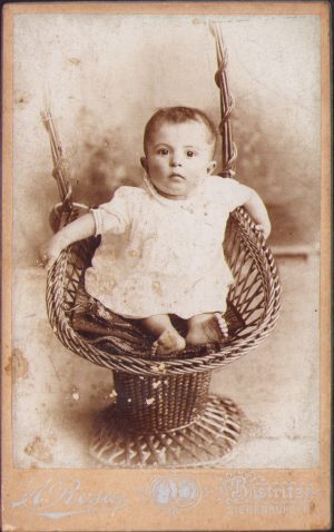 Copil, studio Roșu, Bistrița