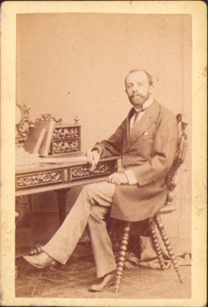 Bărbat cu portțigaret și țigară de foi, studio Veress Ferencz, Cluj