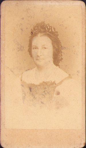 Portret de femeie, studio anonim