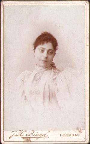 Portret de femeie, 1895, studio Briegel, Făgăraș