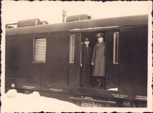 Angajat CFR și ofițer român în vagon, anii 1930