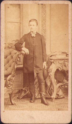 Tânăr în ținută maghiară, studio Veress Ferencz, Cluj