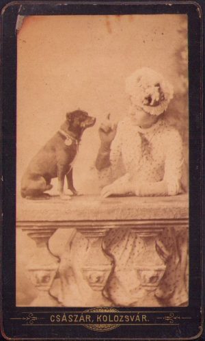 Tânără femeie cu cățel, studio Császár, Cluj