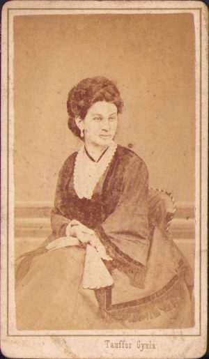 Portret de femeie, studio Tauffer Gyula, Cluj