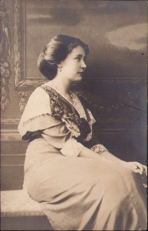 Tânără, studio Emil Fischer, Sibiu
