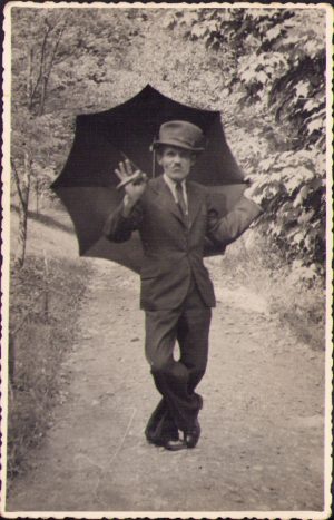 Domn cu umbrelă și atitudine, perioada interbelică