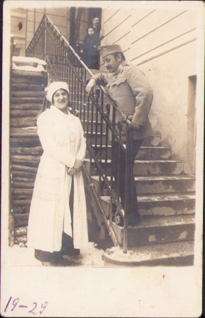 Gradat sanitar austro-ungar cu insignă de sanitar și decorație alături de o soră de Cruce Roșie