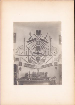 Obiecte din muzeul etnografic din Sighetu Marmației, fotografie de Aurelian Florinescu, anii 1920