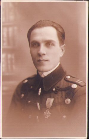 Locotenent român de cavalerie purtând Ordinul Coroana României, studio Wierzbianski, Cernăuți