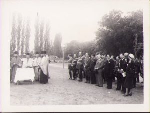 General Ion Carlaonț (al treilea de la stânga la dreapta în șirul de militari), comandantul Diviziei 11 Infanterie, alături de alți ofițeri ai diviziei, notabilități și străjeri asistând la un serviciu religios, cel mai probabil cu ocazia zilei de 10 mai 1939 sau 1940 (anii în care I Carlaonț a fost comandantul diviziei) la Slatina