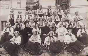 Țărănci în port popular românesc, zona Sibiu, cu preotul satului, perioada interbelică