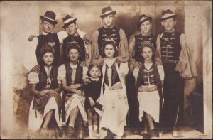 Tineri în port popular maghiar, studio Feldmann, Valea lui Mihai, județul Bihor