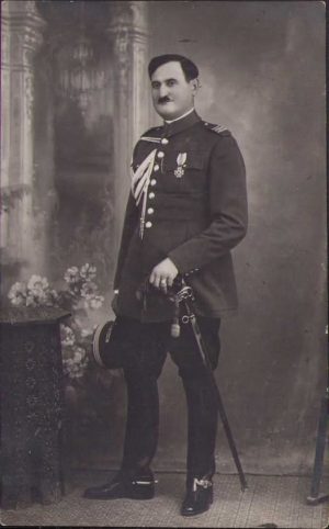 Căpitan român de jandarmi în uniformă model 1923, decorat cu Coroana României, purtând sabie cu dragon și pinteni