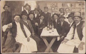 La bufetul din sat, zona Arad, circa anii 1920