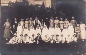 Elevii Școlii Civile de Stat din Sebeș împreună cu învățătorii lor, anii 1920