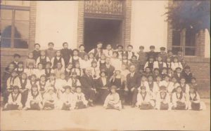 Elevii Școlii Civile de Stat din Sebeș împreună cu învățătorii lor, anii 1920