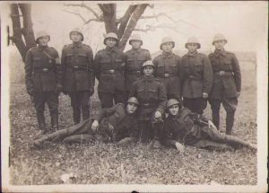 Gradați și soldați români în uniforme model 1941