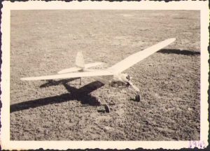 Machetă de avion, cu motor, pe un aerodrom din București, 1943