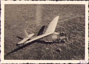 Machetă de avion, cu motor, pe un aerodrom din București, 1943