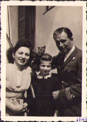 Căpitan român de parașutiști, cu insigna de parașutist vizibilă, 1944