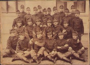 Elevi români ai școlii de artilerie și geniu în uniforme model 1895, cu însemne de șef și subșef de clasă