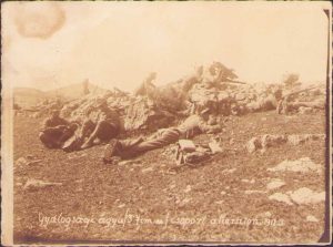 Două tunuri austro-ungare calibru 37 milimetri ale infanteriei, cu servanții lor, în poziție pe Podișul Karst, frontul italian, septembrie 1917
