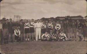 Echipele sibiene de fotbal Șoimii și HTV (săsească) după un meci în anul 1930, scor final 5:1 (2:0)