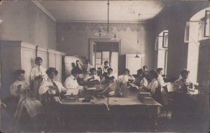Membre ale unei societăți a femeilor române din Transilvania desfășurând diverse activități la sediu: brodat, cusut la mașină, cântat la țambal, cântat la pian, citit, scris, activitate fizică la inele