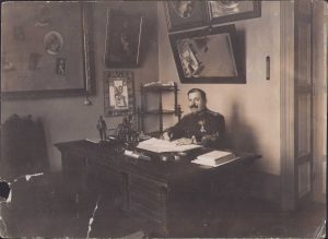 Ofițer român, 1916, în uniformă model 1895, decorat cu Steaua României cu spade