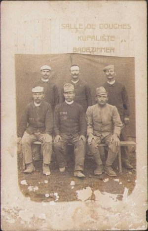 Prizonieri de război austro-ungari în Franța, 1916, unul dintre ei român bănățean din Râtișor, cercul Vârșețului, azi în Serbia, care trimite acasă această fotografie scriindu-i nevestei în grai bănățean