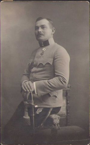 Locotenent austro-ungar de origine română, cu sabie, decorat cu Militär-Jubiläumskreuz 1908, anul 1915
