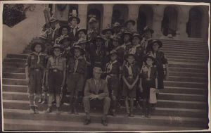 Grup de cercetași români la mormântul Eroului Necunoscut, București, 1935