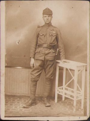 Infanteristul austro-ungar de origine maghiară din Transilvania Ferenczi István din comitatul Bistrița-Năsăud, satul Nimigea de Jos, servind în Regimentul 128 Infanterie k.u.k., cu baionetă, decorat cu Tapferkeitsmedaille și Karl-Truppenkreuz